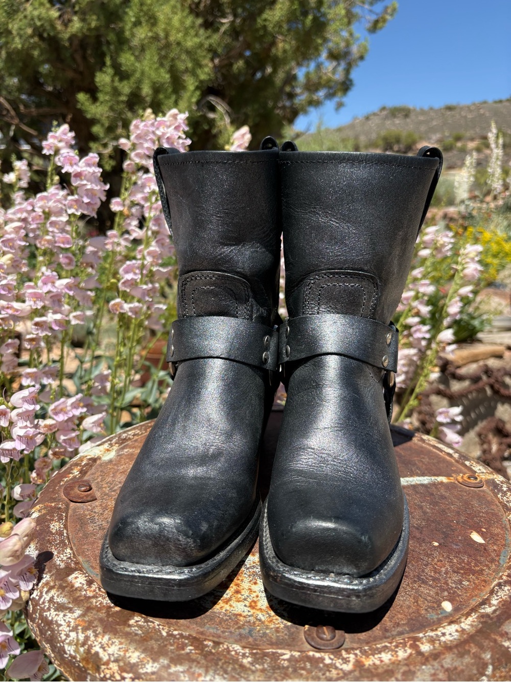 FRYE πΊπΈ Metallic Black 8R Harness Boots - Picture 6 of 16